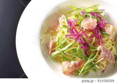 赤大根や水菜、生ハム、カッペリーニを使用した冷製パスタを黒背景で俯瞰撮影 赤大根や水菜、生ハム、カッペリーニを使用した冷製パスタを黒背景で俯瞰撮影 91438509