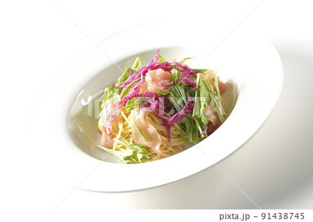 赤大根や水菜、生ハム、カッペリーニを使用した冷製パスタを白背景で撮影 赤大根や水菜、生ハム、カッペリーニを使用した冷製パスタを白背景で撮影 91438745