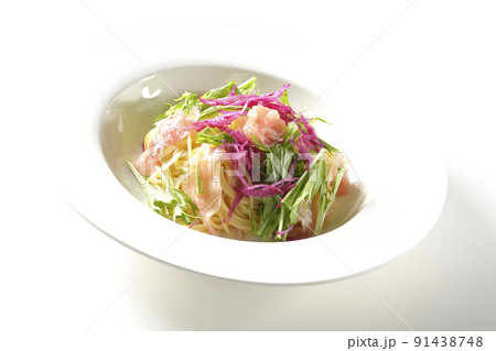 赤大根や水菜、生ハム、カッペリーニを使用した冷製パスタを白背景で撮影 赤大根や水菜、生ハム、カッペリーニを使用した冷製パスタを白背景で撮影 91438748