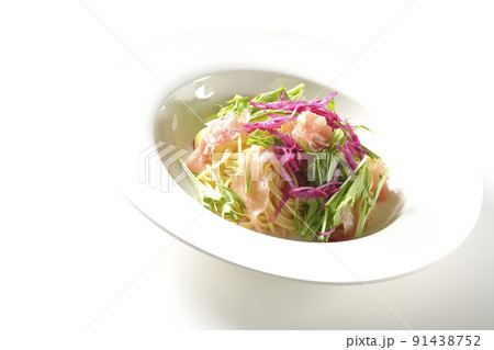赤大根や水菜、生ハム、カッペリーニを使用した冷製パスタを白背景で撮影 91438752