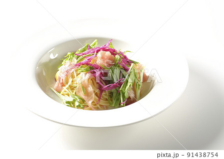 赤大根や水菜、生ハム、カッペリーニを使用した冷製パスタを白背景で撮影 91438754