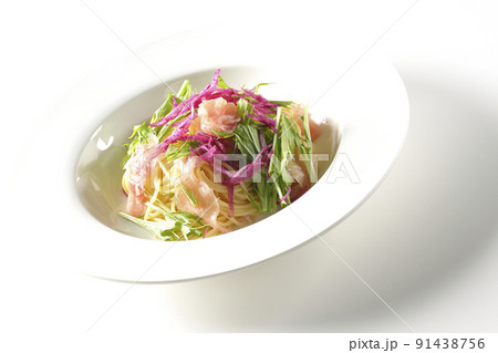 赤大根や水菜、生ハム、カッペリーニを使用した冷製パスタを白背景で撮影 赤大根や水菜、生ハム、カッペリーニを使用した冷製パスタを白背景で撮影 91438756