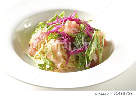 赤大根や水菜、生ハム、カッペリーニを使用した冷製パスタを白背景で撮影 赤大根や水菜、生ハム、カッペリーニを使用した冷製パスタを白背景で撮影 91438758