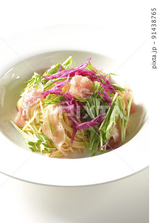 赤大根や水菜、生ハム、カッペリーニを使用した冷製パスタを白背景で撮影 91438765