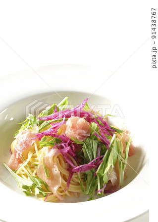 赤大根や水菜、生ハム、カッペリーニを使用した冷製パスタを白背景で撮影 91438767