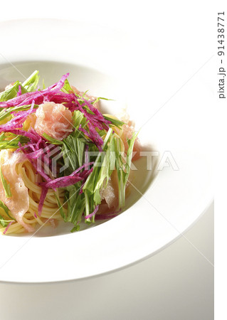 赤大根や水菜、生ハム、カッペリーニを使用した冷製パスタを白背景で撮影 赤大根や水菜、生ハム、カッペリーニを使用した冷製パスタを白背景で撮影 91438771
