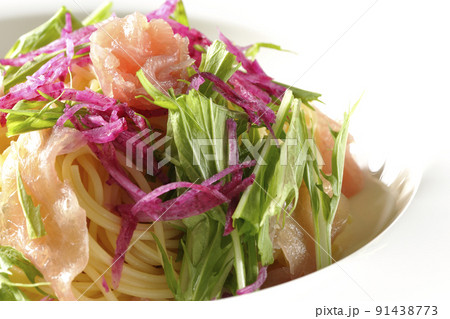 赤大根や水菜、生ハム、カッペリーニを使用した冷製パスタを白背景で撮影 91438773