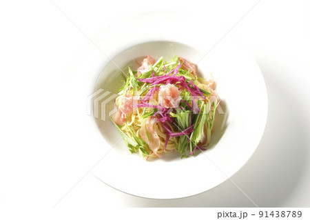 赤大根や水菜、生ハム、カッペリーニを使用した冷製パスタを白背景で俯瞰撮影 91438789
