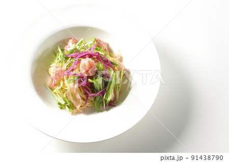 赤大根や水菜、生ハム、カッペリーニを使用した冷製パスタを白背景で俯瞰撮影 91438790