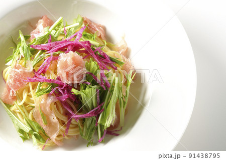 赤大根や水菜、生ハム、カッペリーニを使用した冷製パスタを白背景で俯瞰撮影 91438795