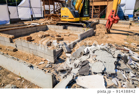 木造住宅の解体現場 91438842