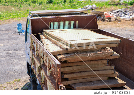 木造住宅の解体現場　古い畳の搬出 91438852