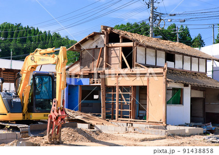 木造住宅の解体現場 91438858