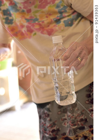 ペットボトルの水を持つおばあちゃん ペットボトルの水を持つおばあちゃん 91439363