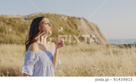 Girl with virtual reality glasses looks at the futuristic nature 91439915
