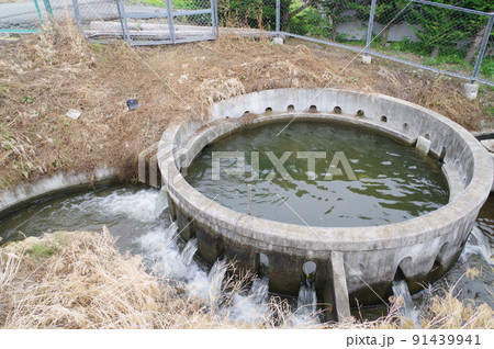 長野県の灌漑施設　西天竜幹線水路　円筒分水群「大泉24号」　特徴的な灌漑施設 91439941
