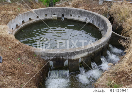 長野県の灌漑施設　西天竜幹線水路　円筒分水群「大泉24号」　特徴的な灌漑施設 91439944