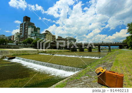 夏の京都旅行 鴨川三条大橋周辺の風景 夏の京都旅行 鴨川三条大橋周辺の風景 91440213