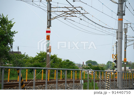 JR瀬戸大橋線の 電車線区分標と踏切表示　岡山県岡山市南区 91440750