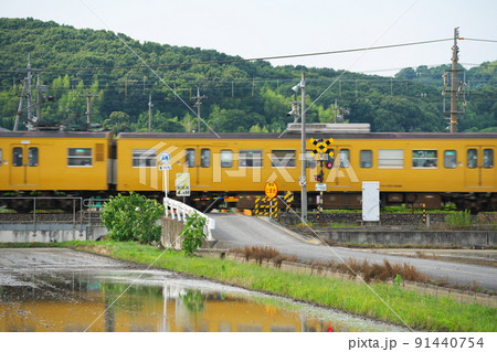 JR瀬戸大橋線　第一呑海寺踏切を通過中の児島行き普通列車3　岡山県岡山市南区 91440754
