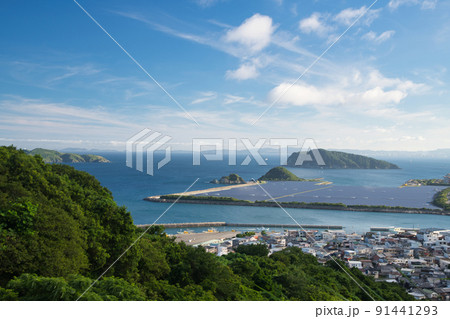 有田みかん海道から有田川河口、沖ノ島・地ノ島を望む 【和歌山県有田市】 有田みかん海道から有田川河口、沖ノ島・地ノ島を望む 【和歌山県有田市】 91441293