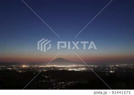 志賀坊森林公園から岩木山に沈む夕日（青森県平川市 91441373