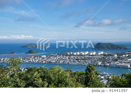 有田みかん海道から有田川河口、沖ノ島・地ノ島を望む 【和歌山県有田市】 有田みかん海道から有田川河口、沖ノ島・地ノ島を望む 【和歌山県有田市】 91441397