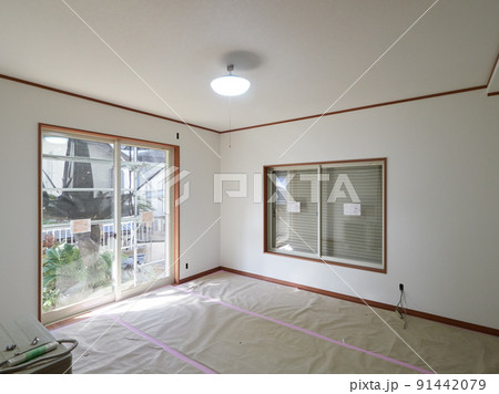 リフォーム工事中の住宅 91442079