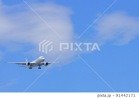 離陸する旅客機　上昇する旅客機 91442171