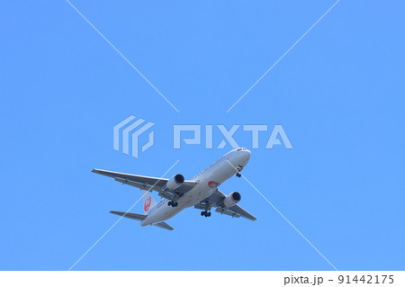 離陸する旅客機　上昇する旅客機 91442175