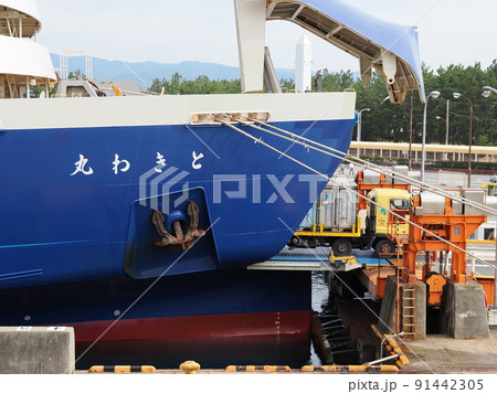 佐渡・両津港 カーフェリー(ときわ丸)から下船するトラック 佐渡・両津港 カーフェリー(ときわ丸)から下船するトラック 91442305