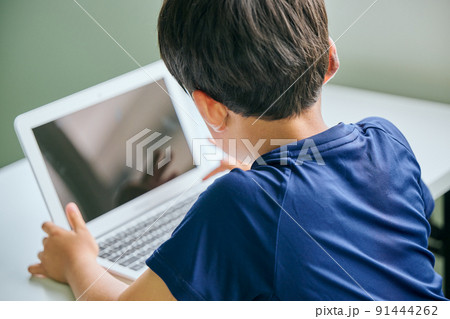 ノートパソコンでオンライン学習をする小学生の男の子 ノートパソコンでオンライン学習をする小学生の男の子 91444262