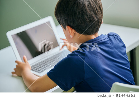 ノートパソコンでオンライン学習をする小学生の男の子 91444263