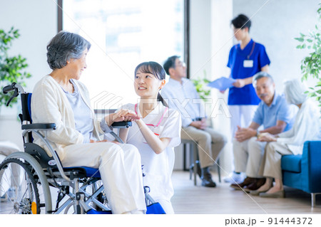 シニア介護 91444372