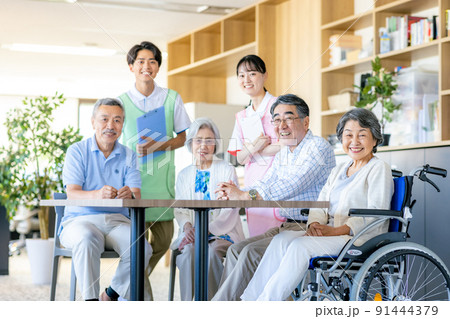 明るい介護イメージ 91444379