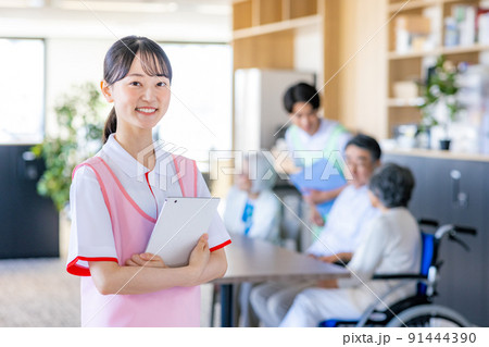 介護施設で働く若い男女の介護士 老人ホーム 91444390