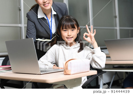 女子学生と塾講師のイメージ（カメラ目線） 91444439