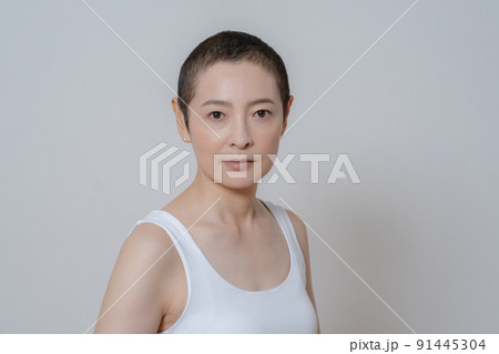 ベリーショートの髪型のミドルエイジの女性のポートレート 91445304
