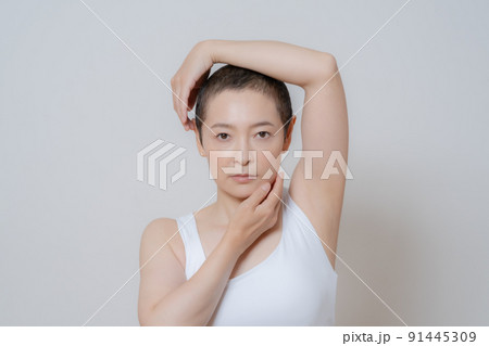 ベリーショートの髪型のミドルエイジの女性のポートレート 91445309