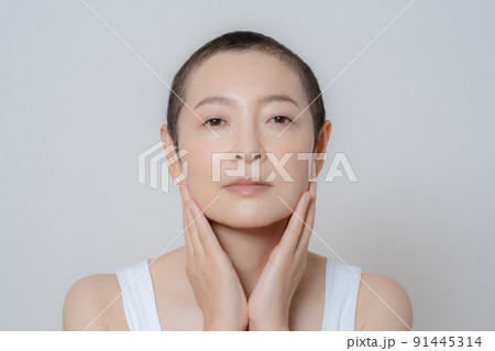 ベリーショートの髪型のミドルエイジの女性のポートレート 91445314