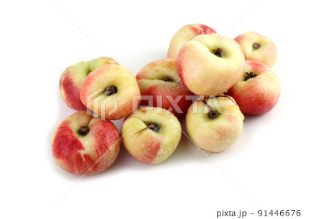 Flat peach (doughnut peach, donut peach, UFO peach, peento peach, saucer peach). Ancient Chinese variety "Pan tao". Delicacy 91446676