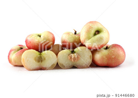 Flat peach (doughnut peach, donut peach, UFO peach, peento peach, saucer peach). Ancient Chinese variety "Pan tao". Delicacy Flat peach (doughnut peach, donut peach, UFO peach, peento peach, saucer peach). Ancient Chinese variety "Pan tao". Delicacy 91446680