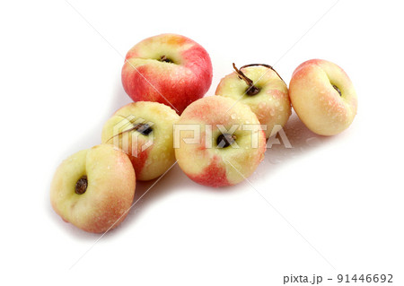 Flat peach (doughnut peach, donut peach, UFO peach, peento peach, saucer peach). Ancient Chinese variety "Pan tao". Delicacy Flat peach (doughnut peach, donut peach, UFO peach, peento peach, saucer peach). Ancient Chinese variety "Pan tao". Delicacy 91446692