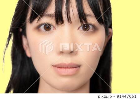 女性の顔のアップ 91447061