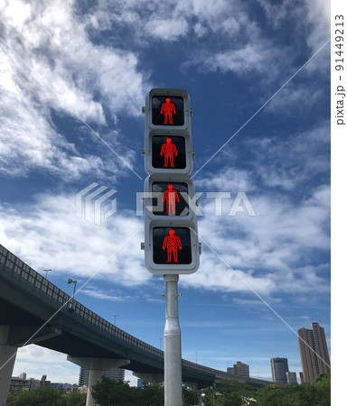 歩行者用信号・4連赤で停止の写真素材 [91449213] - PIXTA