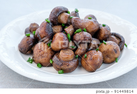 Stir-fry button mushrooms Stir-fry button mushrooms 91449814