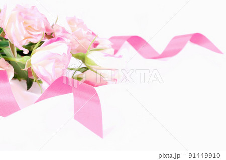 淡いピンクの薔薇の花束とカールした濃いピンクのリボン 91449910