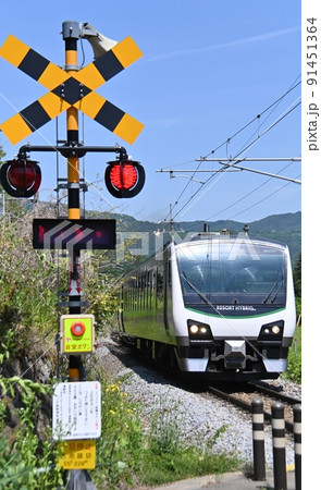 姨捨駅近くの踏切を走行するリゾートビューふるさと 91451364