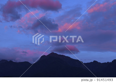 北杜市白州町、明け行く甲斐駒ケ岳 北杜市白州町、明け行く甲斐駒ケ岳 91451493