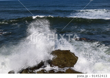 岩場の荒波 日本海 岩場の荒波 日本海 91452413